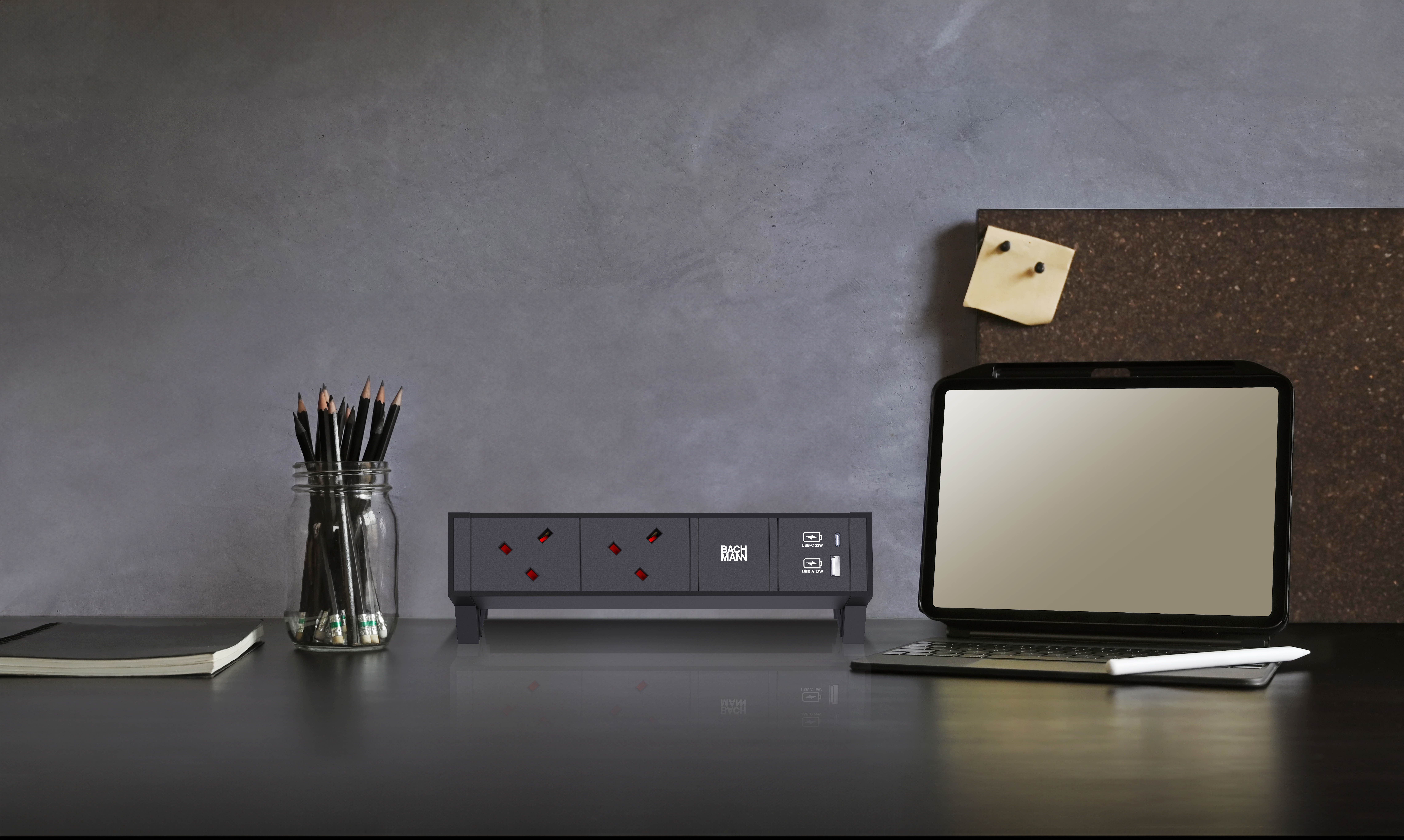 BACHMANN_DESK2_Pure Black_2xUK_USB_A+C_Black_DeskTop